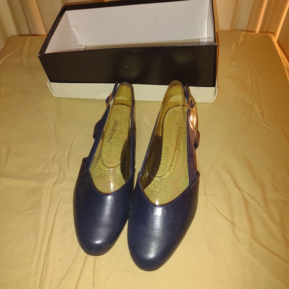 Women's  Addition Shoes - Picture 4 of 9